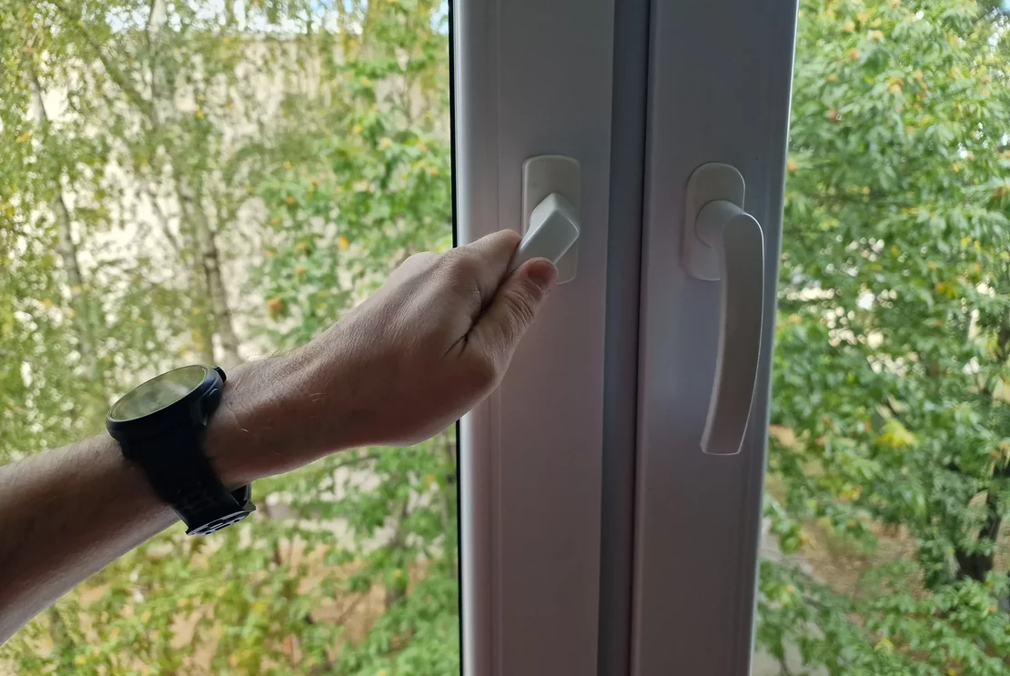 Kontrola plynulého chodu okennej kľučky na plastovom okne z interiérovej strany.