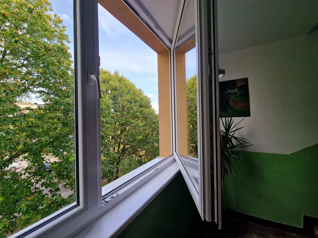 Príprava plastového okna na zimnú sezónu – kontrola a údržba okna v interiéri.